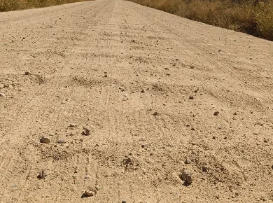 Arrastre superficial en camino de tierra no protegido