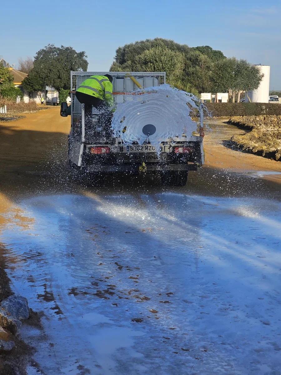 Tratamiento superficial de sellado aplicado sobre superficie estabilizada · Sevilla