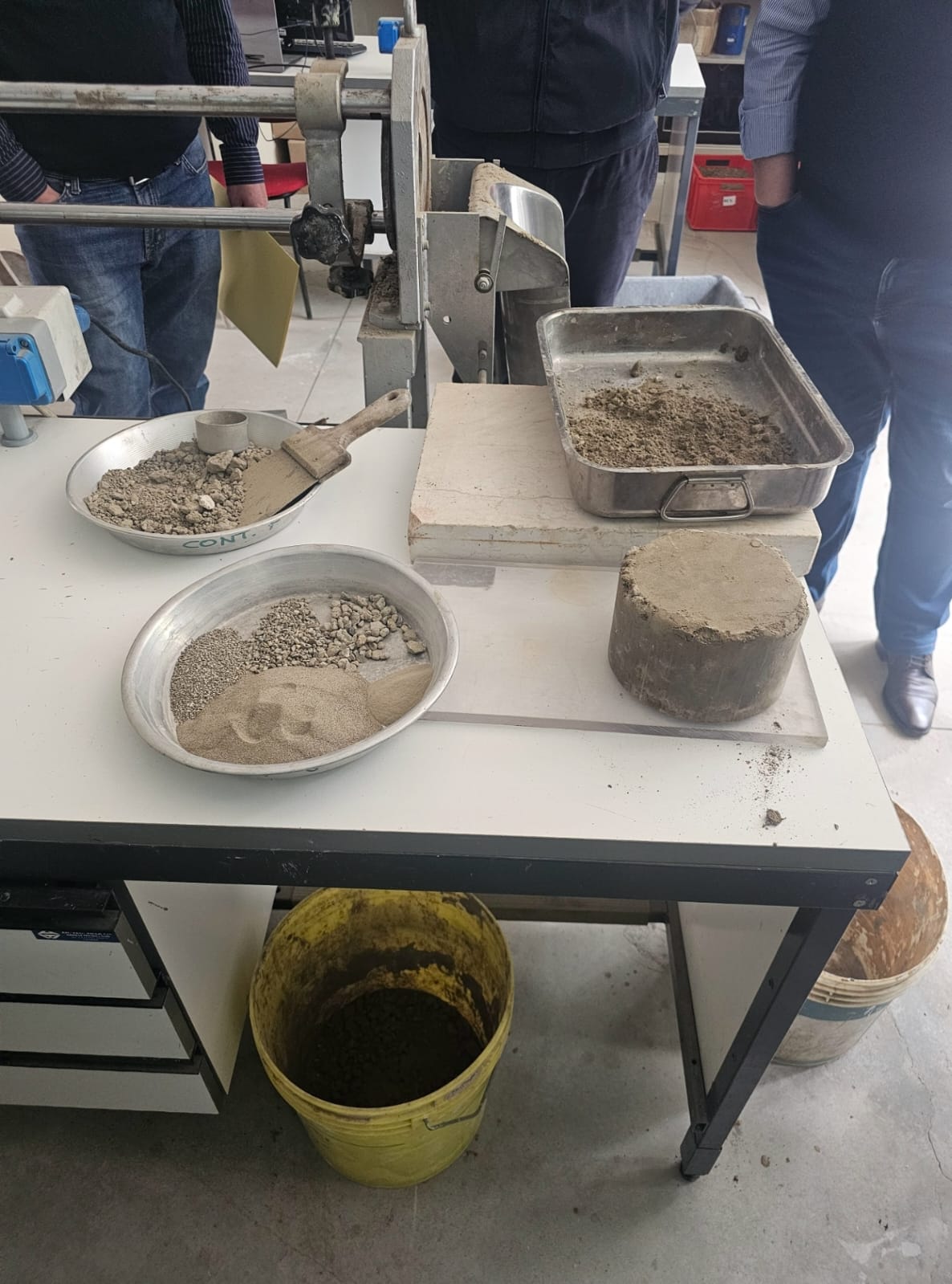Mesa de laboratorio con áridos y testigo fabricado