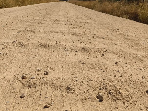 Erosión en camino de tierra — mantenimiento recurrente