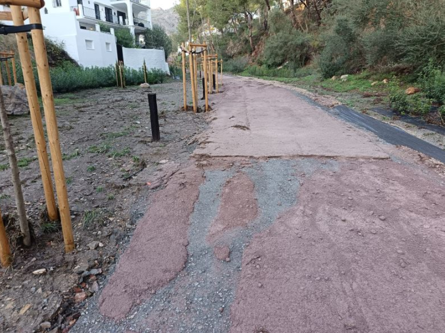 Pavimento terrizo ecológico degradado tras primera lluvia