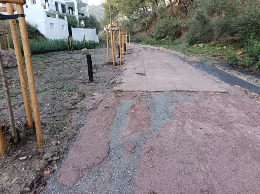 Pavimento terrizo ecológico degradado tras primera lluvia