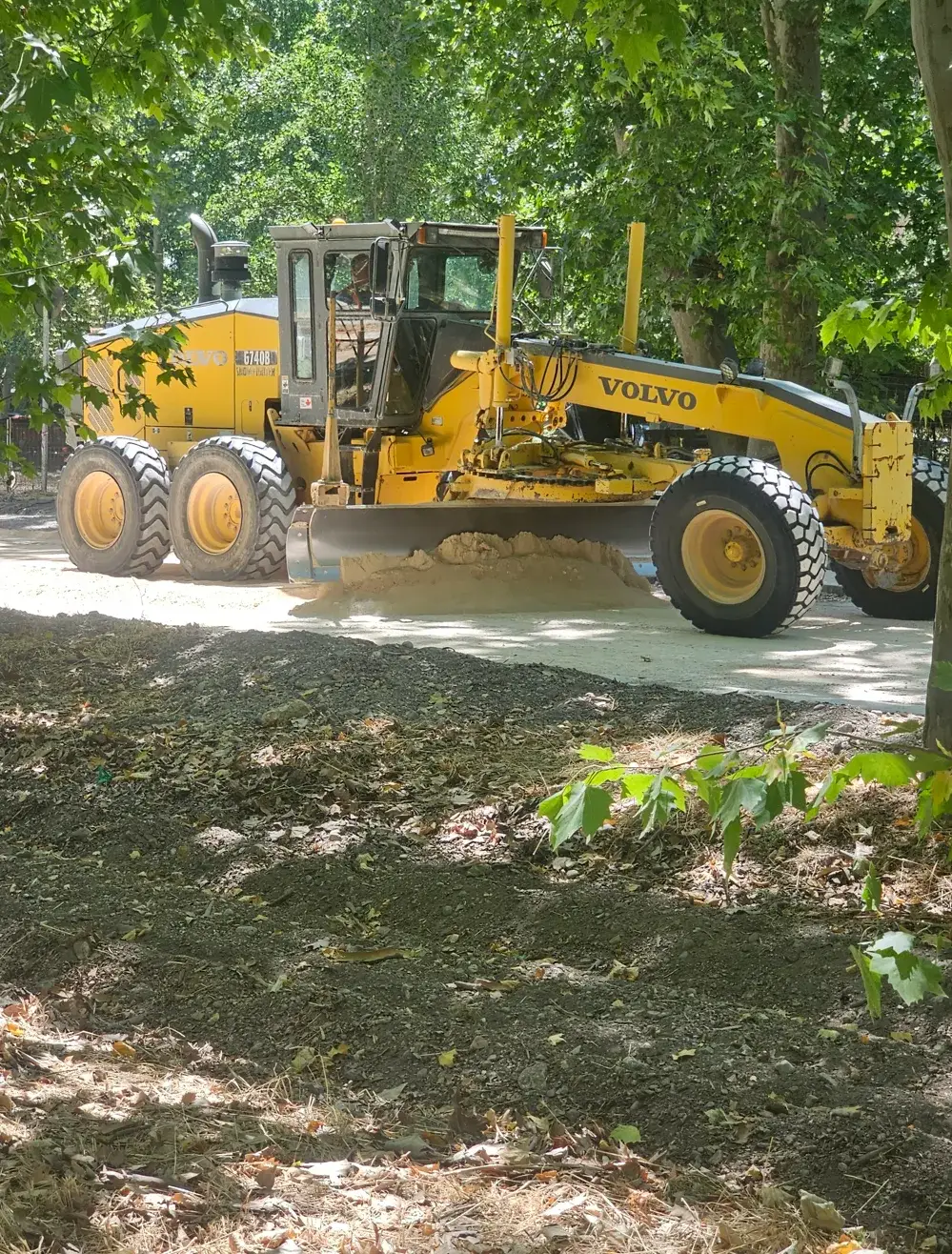 Motoniveladora realizando mantenimiento recurrente en camino de tierra