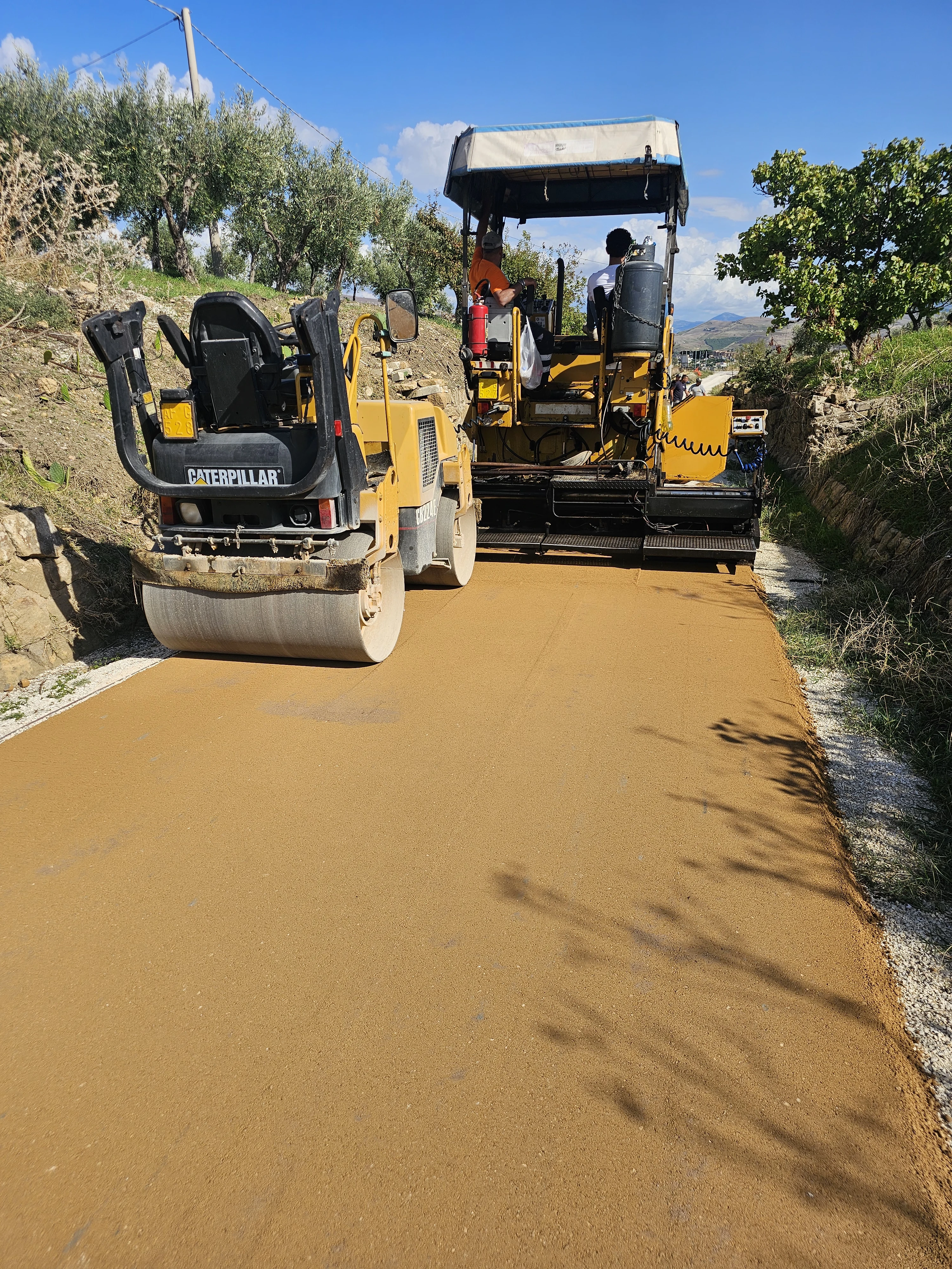 Nivelación y compactación del pavimento terrizo en obra