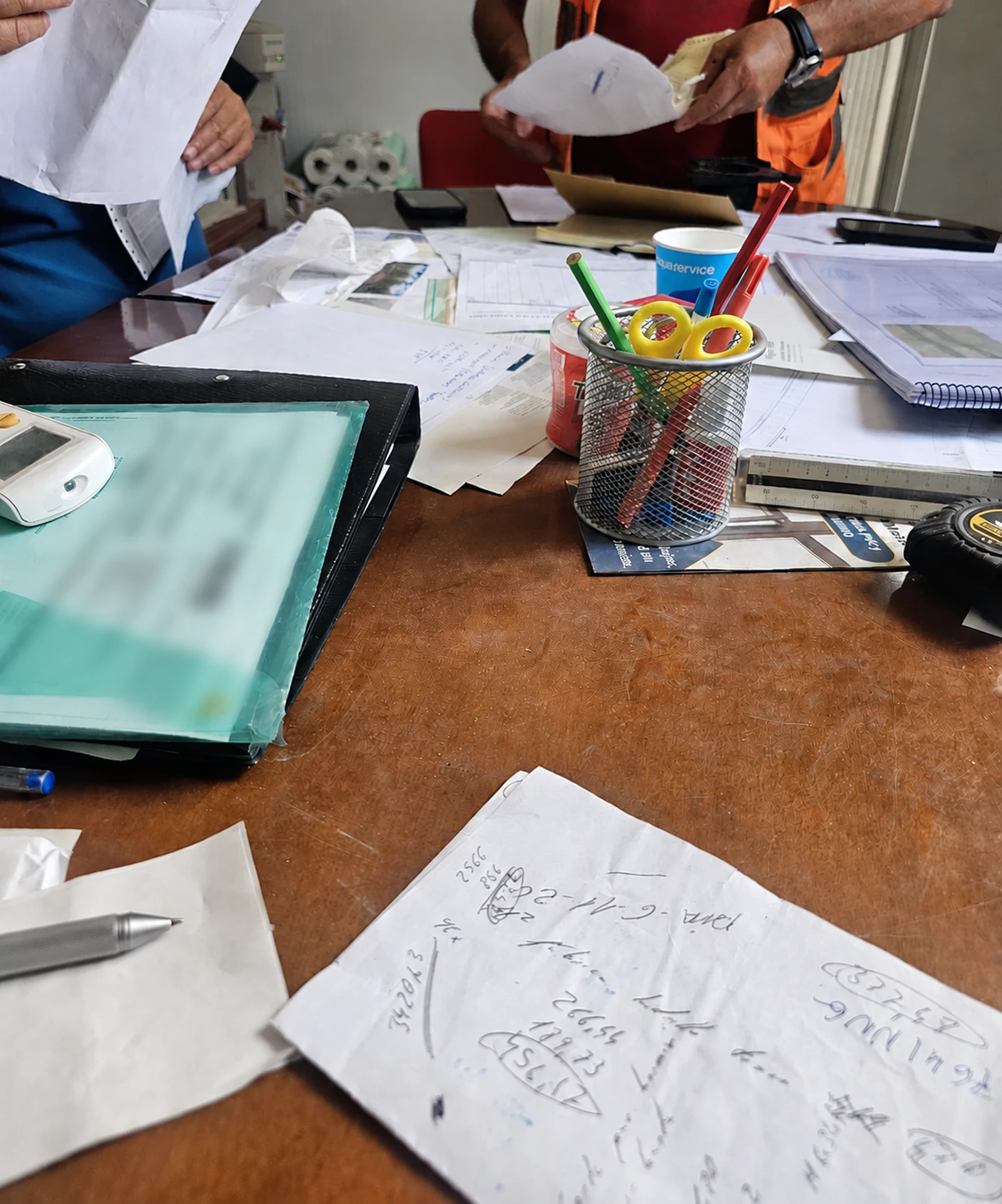 Revisión de planos y documentación técnica del proyecto de pavimento terrizo