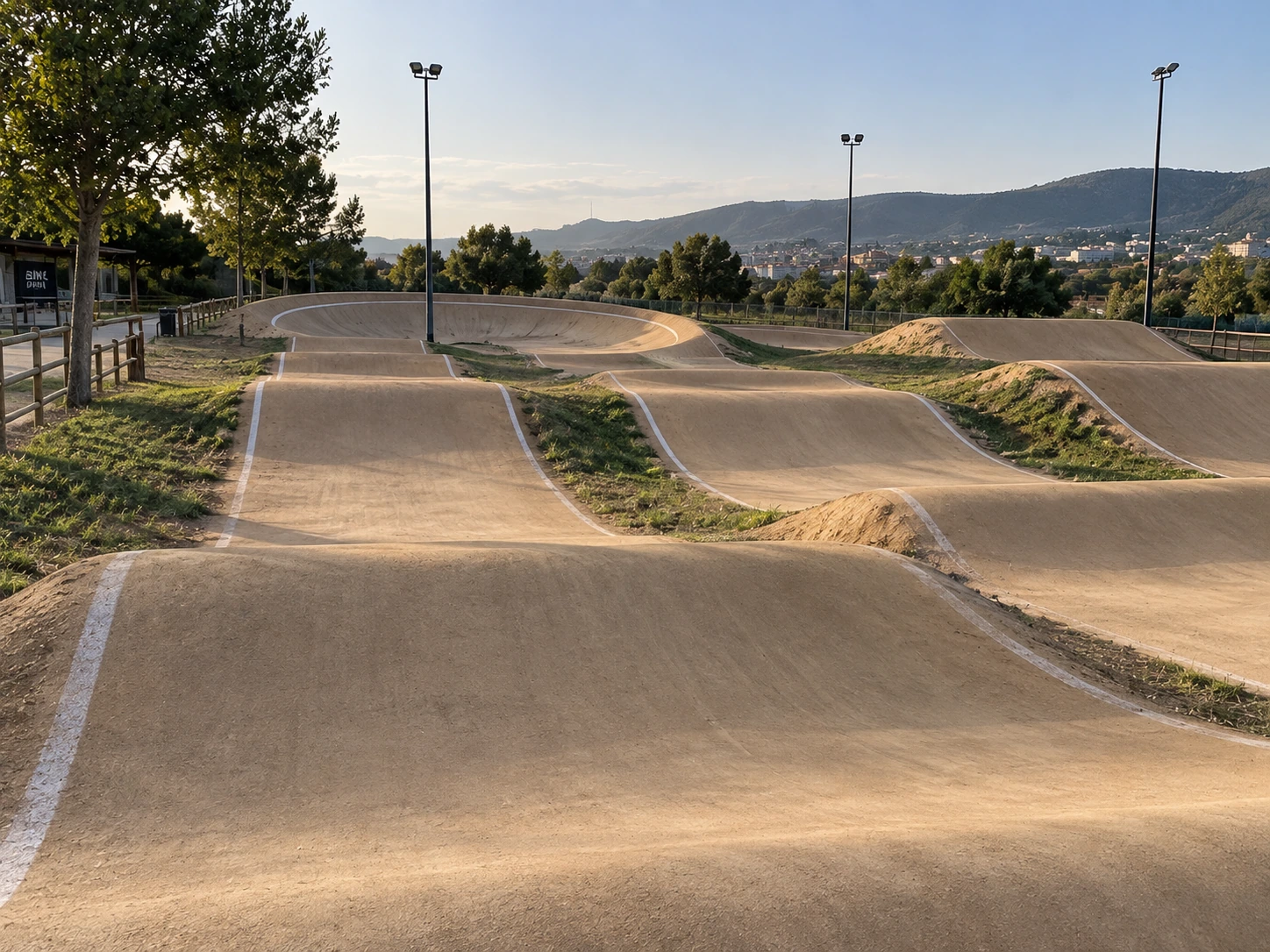 Pista de BMX con pavimento terrizo estabilizado — ciclismo y deporte